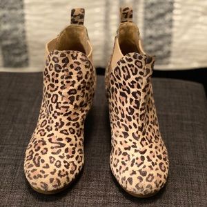 Toms-Kelsey Booties Desert Tan Leopard Print Suede